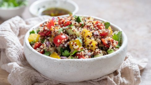 SALATA OD KINOE: Osvežavajući i zdrav obrok sa povrćem i limunovim prelivom SALATA OD KINOE: Osvežavajući i zdrav obrok sa povrćem i limunovim prelivom