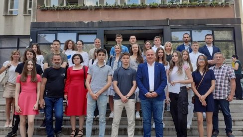 NAJBOLJIMA PO 25.000 DINARA: Opština Zvezdara nagradila đake generacije NAJBOLJIMA PO 25.000 DINARA: Opština Zvezdara nagradila đake generacije