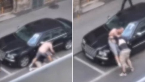 TUČA NASRED ULICE: Prolaznici gledali kako se mlate, pa posle toga idu na pivo (VIDEO) TUČA NASRED ULICE: Prolaznici gledali kako se mlate, pa posle toga idu na pivo (VIDEO)