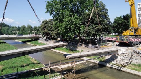 RADOVI U PARAĆINU: Uklonjen treći pešački most - nastavak projekta izgradnje novih RADOVI U PARAĆINU: Uklonjen treći pešački most - nastavak projekta izgradnje novih