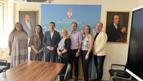 КОЛЕКТИВНИ УГОВОР ВАЖИ ЈОШ ТРИ ГОДИНЕ: Споразум министарa и синдиката предшколских установа КОЛЕКТИВНИ УГОВОР ВАЖИ ЈОШ ТРИ ГОДИНЕ: Споразум министарa и синдиката предшколских установа