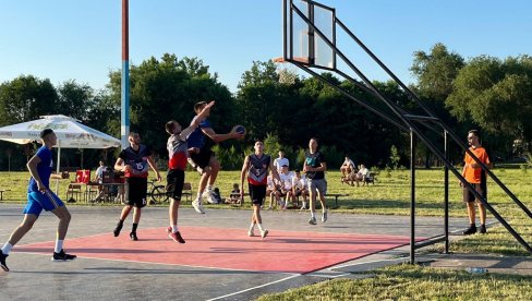 SVI HTELI DA IGRAJU BASKET: Turnir u zrenjaninskom naselju Zeleno polje (FOTO)