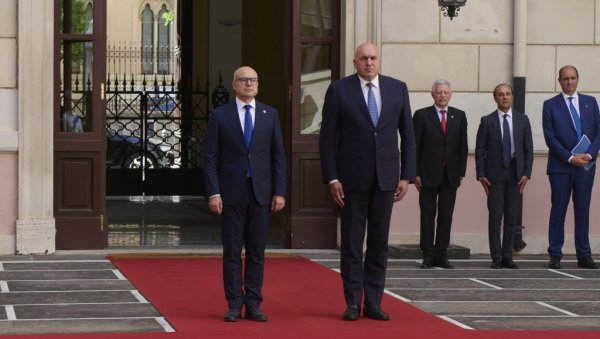 ВУЧЕВИЋ У ИТАЛИЈИ: Састанак министра одбране са Крозетом о актуелној кризи на КиМ, односи Војске Србије и КФОР-а добри(ФОТО) ВУЧЕВИЋ У ИТАЛИЈИ: Састанак министра одбране са Крозетом о актуелној кризи на КиМ, односи Војске Србије и КФОР-а добри(ФОТО)