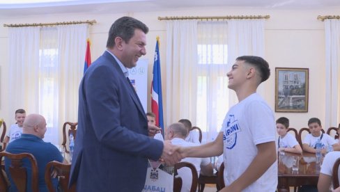 ПОЧАСТ ПОДМЛАТКУ МЕТАЛОПЛАСТИКЕ: Градоначелник Шапца угостио младе шампионе ПОЧАСТ ПОДМЛАТКУ МЕТАЛОПЛАСТИКЕ: Градоначелник Шапца угостио младе шампионе