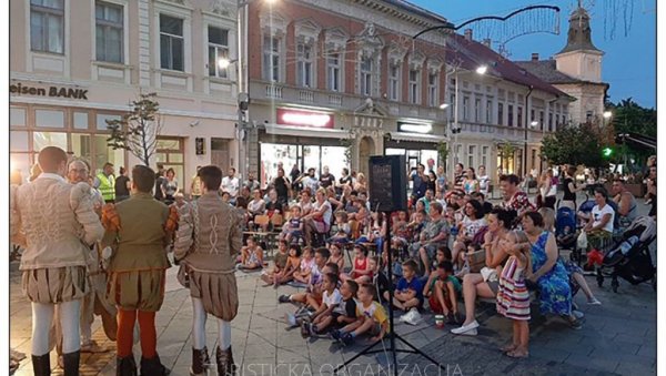 КОРЗО ФЕСТ: Традиционална манифестација у Зрењанину (ФОТО) КОРЗО ФЕСТ: Традиционална манифестација у Зрењанину (ФОТО)