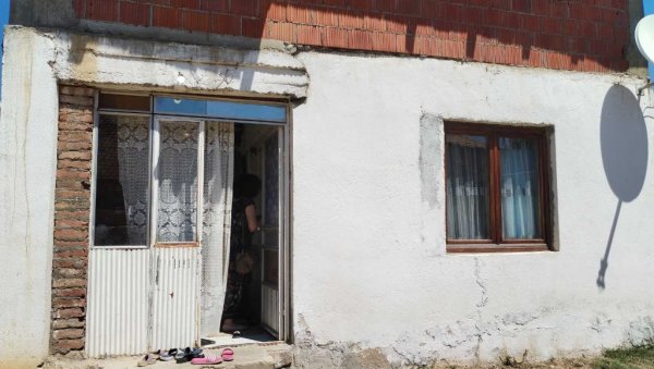 МАЈКА НЕМА ОД БОЛА: Потресне сцене на месту где је страдао дечак (7) у Врању (ВИДЕО) МАЈКА НЕМА ОД БОЛА: Потресне сцене на месту где је страдао дечак (7) у Врању (ВИДЕО)