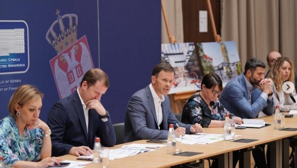 РАДНИ САСТАНАК О ВАЖНИМ ПРОЈЕКТИМА Мали о Експо изложби: Пред нама огроман посао - сваки детаљ се мора пажљиво пратити, а рокови поштовати РАДНИ САСТАНАК О ВАЖНИМ ПРОЈЕКТИМА Мали о Експо изложби: Пред нама огроман посао - сваки детаљ се мора пажљиво пратити, а рокови поштовати