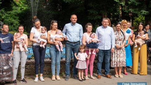 ZA BEBE 60 NOVIH AUTO SEDIŠTA: Nastavak akcije u Zrenjaninu (FOTO) ZA BEBE 60 NOVIH AUTO SEDIŠTA: Nastavak akcije u Zrenjaninu (FOTO)
