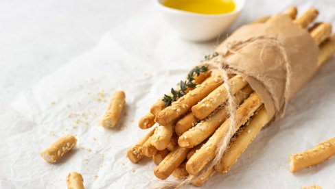 ŠTAPIĆI SA CIMETOM: Hrskava poslastica od četiri sastojka! (RECEPT/VIDEO) ŠTAPIĆI SA CIMETOM: Hrskava poslastica od četiri sastojka! (RECEPT/VIDEO)