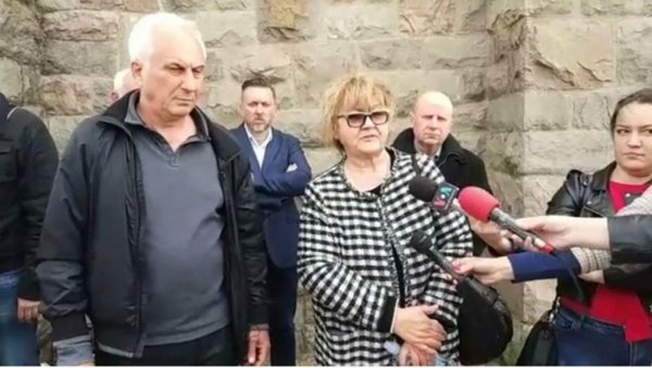 СРАМНО: Мариникин и Ђиласов Србин са КиМ ушао у Куртијеву власт (ФОТО) СРАМНО: Мариникин и Ђиласов Србин са КиМ ушао у Куртијеву власт (ФОТО)