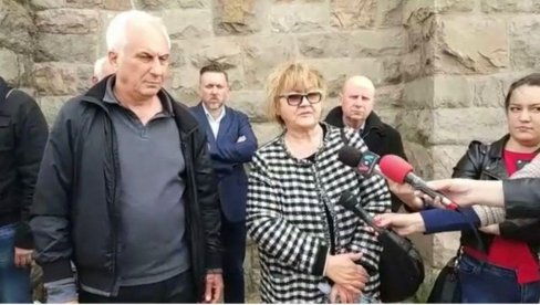 СРАМНО: Мариникин и Ђиласов Србин са КиМ ушао у Куртијеву власт (ФОТО) СРАМНО: Мариникин и Ђиласов Србин са КиМ ушао у Куртијеву власт (ФОТО)