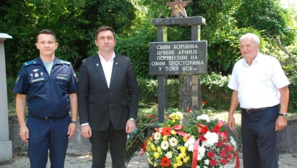 ЖИВОТЕ ДАЛИ ЗА СЛОБОДУ СРБА: У Рачи код Бијељине откривен споменик Црвенармејцима ЖИВОТЕ ДАЛИ ЗА СЛОБОДУ СРБА: У Рачи код Бијељине откривен споменик Црвенармејцима