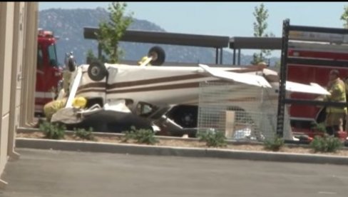 SRUŠIO SE AVION U KALIFORNIJI: Letelica udarila u zgradu, pa pala na parking - jedna osoba poginula (VIDEO) SRUŠIO SE AVION U KALIFORNIJI: Letelica udarila u zgradu, pa pala na parking - jedna osoba poginula (VIDEO)