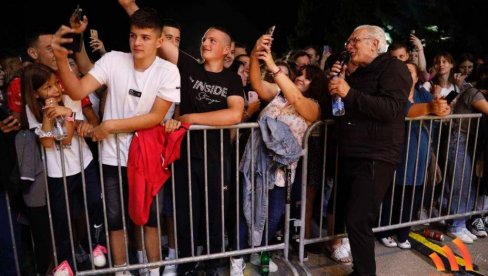 PESMOM UZBURKAO TAMIŠ: Željko Samardžić pevao na manifestaciji Tamiški dani (FOTO) PESMOM UZBURKAO TAMIŠ: Željko Samardžić pevao na manifestaciji Tamiški dani (FOTO)
