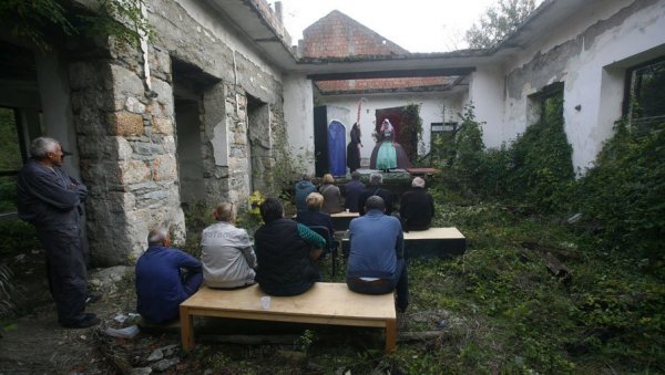 ФОТОГРАФИЈА СА КиМ ГОВОРИ ВИШЕ ОД РЕЧИ: Према броју становника бележимо посећеност представама као кад бисмо у Београду напунили Маракану ФОТОГРАФИЈА СА КиМ ГОВОРИ ВИШЕ ОД РЕЧИ: Према броју становника бележимо посећеност представама као кад бисмо у Београду напунили Маракану