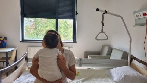 BEBA SA OPEKOTINAMA TRANSPORTOVANA IZ SPLITA ZA ISTOČNO SARAJEVO: Jedanaestomesečni dečak dobrog stanja BEBA SA OPEKOTINAMA TRANSPORTOVANA IZ SPLITA ZA ISTOČNO SARAJEVO: Jedanaestomesečni dečak dobrog stanja