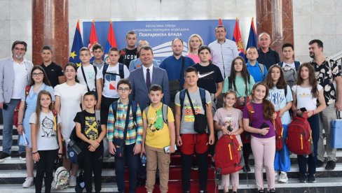 BAR DEO RASPUSTA IMAĆE U MIRU: Đaci OŠ „Blagoje Radić“ iz Zubinog Potoka na Kosovu uživaju u Vojvodini BAR DEO RASPUSTA IMAĆE U MIRU: Đaci OŠ „Blagoje Radić“ iz Zubinog Potoka na Kosovu uživaju u Vojvodini