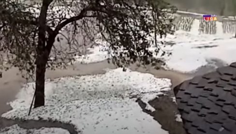 ZA 15 MINUTA NEVREME MU UNIŠTILO SVE: Nikad veća šteta nakon oluje u Ivanjici - Grad veličine oraha potukao zasade (VIDEO) ZA 15 MINUTA NEVREME MU UNIŠTILO SVE: Nikad veća šteta nakon oluje u Ivanjici - Grad veličine oraha potukao zasade (VIDEO)