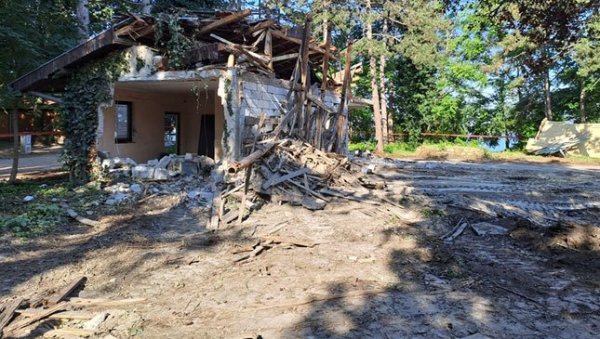 УКЛАЊАЈУ УРУШЕНЕ ОБЈЕКТЕ: Наставља се уређење Викенд насеља на Палићу УКЛАЊАЈУ УРУШЕНЕ ОБЈЕКТЕ: Наставља се уређење Викенд насеља на Палићу