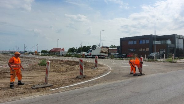 ЗБОГ ИЗГРАДЊЕ ПРУГЕ: Затвара се Лошињска улица у Суботици ЗБОГ ИЗГРАДЊЕ ПРУГЕ: Затвара се Лошињска улица у Суботици