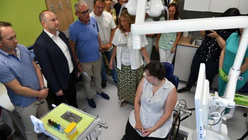 KOD ZUBARA I U KOLICIMA: Novi Sad prvi u Srbiji opremio stomatološku ordinaciju za osobe sa invaliditetom (FOTO) KOD ZUBARA I U KOLICIMA: Novi Sad prvi u Srbiji opremio stomatološku ordinaciju za osobe sa invaliditetom (FOTO)