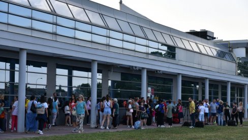 U BAOŠIĆE OTPUTOVALO 75 ĐAKA: Novi Sad finansira boravak osnovaca na letovanju u Crnoj Gori U BAOŠIĆE OTPUTOVALO 75 ĐAKA: Novi Sad finansira boravak osnovaca na letovanju u Crnoj Gori