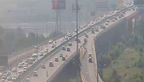 KOLONE AUTOMOBILA SE JEDVA KREĆU: Saobraćajne gužve na više lokacija u Beogradu KOLONE AUTOMOBILA SE JEDVA KREĆU: Saobraćajne gužve na više lokacija u Beogradu