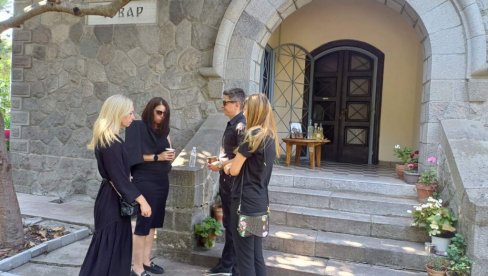 TUŽAN PRIZOR ISPRED KAMENE KUĆE: Ovde je deda Đorđe proveo ceo život, čuvajući groblja srpskih junaka (FOTO) TUŽAN PRIZOR ISPRED KAMENE KUĆE: Ovde je deda Đorđe proveo ceo život, čuvajući groblja srpskih junaka (FOTO)