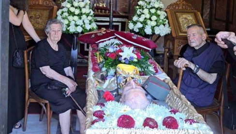 POKRIVEN CVEĆEM I SA IKONOM NA GRUDIMA: Supruga Fotini slomljena od bola pored odra svog voljenog deda Đorđa (FOTO) POKRIVEN CVEĆEM I SA IKONOM NA GRUDIMA: Supruga Fotini slomljena od bola pored odra svog voljenog deda Đorđa (FOTO)