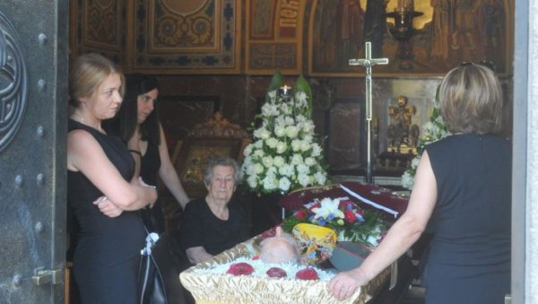 ВЕНЦИ БЕЛИХ ХРИЗАНТЕМА ПРЕКРИВЕНИ ЗАСТАВАМА: Достојанствен опроштај у тишини - са свих страна пристижу поштоваоци деда Ђорђа (ФОТО) ВЕНЦИ БЕЛИХ ХРИЗАНТЕМА ПРЕКРИВЕНИ ЗАСТАВАМА: Достојанствен опроштај у тишини - са свих страна пристижу поштоваоци деда Ђорђа (ФОТО)
