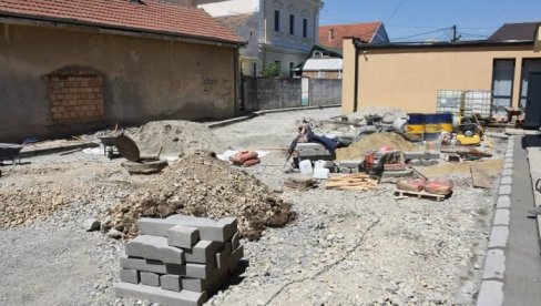 MENJA SE CENTAR BATAJNICE: Opština Zemun ulaže u obnovu saobraćajnica i javnih površina MENJA SE CENTAR BATAJNICE: Opština Zemun ulaže u obnovu saobraćajnica i javnih površina