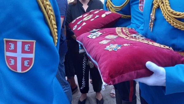 ОРДЕЊЕ ДЕДА ЂОРЂА ИДЕ СА ЊИМ НА ВЕЧНИ ПОЧИНАК: Гардисти Војске Србије у поворци носе одликовања легендарног чувара Зејтинлика (ФОТО) ОРДЕЊЕ ДЕДА ЂОРЂА ИДЕ СА ЊИМ НА ВЕЧНИ ПОЧИНАК: Гардисти Војске Србије у поворци носе одликовања легендарног чувара Зејтинлика (ФОТО)
