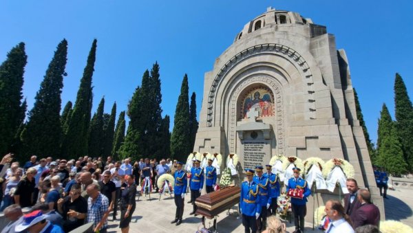 САХРАЊЕН ДЕДА ЂОРЂЕ: Чувар Зејтинлика испраћен уз химну Боже правде (ФОТО) САХРАЊЕН ДЕДА ЂОРЂЕ: Чувар Зејтинлика испраћен уз химну Боже правде (ФОТО)