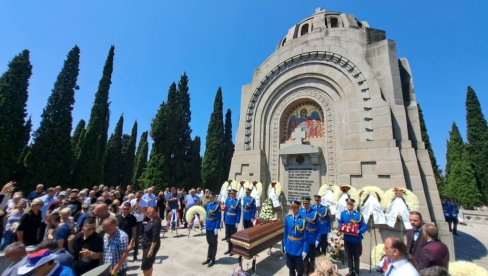 САХРАЊЕН ДЕДА ЂОРЂЕ: Чувар Зејтинлика испраћен уз химну Боже правде (ФОТО) САХРАЊЕН ДЕДА ЂОРЂЕ: Чувар Зејтинлика испраћен уз химну Боже правде (ФОТО)