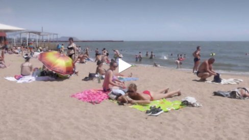 MARIUPOLJ: Meštani i posetioci se opuštaju na gradskim plažama nakon raščišćavanja MARIUPOLJ: Meštani i posetioci se opuštaju na gradskim plažama nakon raščišćavanja
