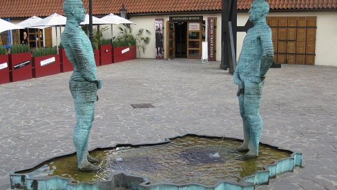 PRAG ČUVA KAFKIN MUZEJ, SKULPTURE, SPOMEN-PLOČE...: Tragovi u malom krugu PRAG ČUVA KAFKIN MUZEJ, SKULPTURE, SPOMEN-PLOČE...: Tragovi u malom krugu