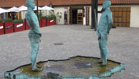 PRAG ČUVA KAFKIN MUZEJ, SKULPTURE, SPOMEN-PLOČE...: Tragovi u malom krugu