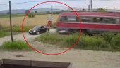 POJAVIO SE SNIMAK STRAVIČNE NESREĆE U SRBIJI: Voz razneo automobil (VIDEO) POJAVIO SE SNIMAK STRAVIČNE NESREĆE U SRBIJI: Voz razneo automobil (VIDEO)