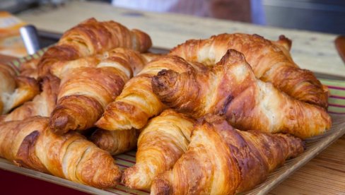 МЕКАНИ КРОАСАНИ ЗА ДОРУЧАК: Слатки и слани рецепт од једног теста! (РЕЦЕПТ) МЕКАНИ КРОАСАНИ ЗА ДОРУЧАК: Слатки и слани рецепт од једног теста! (РЕЦЕПТ)