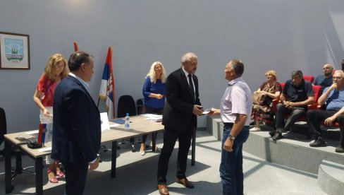 DRŽAVNI SEKRETAR MILE KARANOVIĆ U PARAĆINU: Svečano uručio više desetina boračkih legitimacija (FOTO) DRŽAVNI SEKRETAR MILE KARANOVIĆ U PARAĆINU: Svečano uručio više desetina boračkih legitimacija (FOTO)