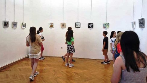 NAJMLAĐI POGLEDALI IZLOŽBU ULUPUDS: U Kulturnom centru u Paraćinu „Mali formati“ (FOTO) NAJMLAĐI POGLEDALI IZLOŽBU ULUPUDS: U Kulturnom centru u Paraćinu „Mali formati“ (FOTO)