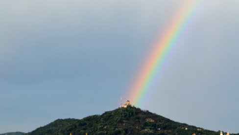 DUGA OŽIVELA LEGENDU O VRŠAČKIM PATULJCIMA: Iz Vršačke kule večeras se otvorila misteriozna Kapija svetlosti DUGA OŽIVELA LEGENDU O VRŠAČKIM PATULJCIMA: Iz Vršačke kule večeras se otvorila misteriozna Kapija svetlosti