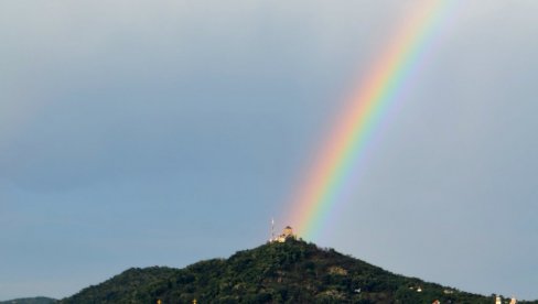 DUGA OŽIVELA LEGENDU O VRŠAČKIM PATULJCIMA: Iz Vršačke kule večeras se otvorila misteriozna Kapija svetlosti