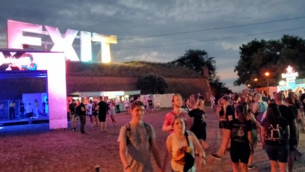 САТЕЛИТ, ВАТРОМЕТ, ГРМИ НА 40 БИНА: На Петроварадинској тврђави почео 23. фестивал Еxit (ФОТО/ВИДЕО) САТЕЛИТ, ВАТРОМЕТ, ГРМИ НА 40 БИНА: На Петроварадинској тврђави почео 23. фестивал Еxit (ФОТО/ВИДЕО)