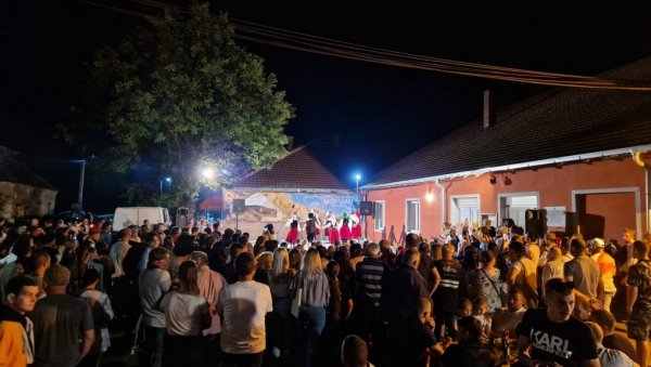 ИГРАЈМО КОЛО ТРАДИЦИЈЕ: Одржана јубиларна културно-забавна манифестација у Горњем Видову код Параћина ИГРАЈМО КОЛО ТРАДИЦИЈЕ: Одржана јубиларна културно-забавна манифестација у Горњем Видову код Параћина