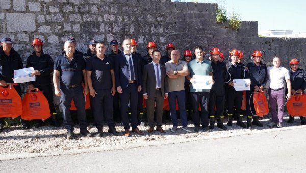 ТРЕБИЊСКИ ВАТРОГАСЦИ ДОБИЛИ ВРЕДНУ ДОНАЦИЈУ: Нова опрема за добровољне спасилачке јединице ТРЕБИЊСКИ ВАТРОГАСЦИ ДОБИЛИ ВРЕДНУ ДОНАЦИЈУ: Нова опрема за добровољне спасилачке јединице