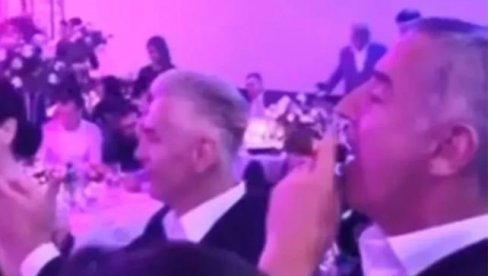 JAVNOST ZBOG OVOG SNIMKA NIJE SMELA DA ZUCNE MILU: I dok razapinju Kovačevića zbog položaja prsta, pogledajte šta radi Đukanović (VIDEO) JAVNOST ZBOG OVOG SNIMKA NIJE SMELA DA ZUCNE MILU: I dok razapinju Kovačevića zbog položaja prsta, pogledajte šta radi Đukanović (VIDEO)