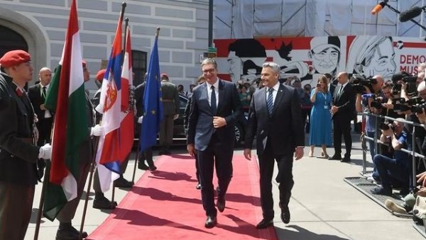 СВЕЧАНИ ДОЧЕК ИСПРЕД ВЛАДЕ Вучић: Са Нехамером и Орбаном, разматрамо сва безбедносна питања од стратешког значаја за наше земље СВЕЧАНИ ДОЧЕК ИСПРЕД ВЛАДЕ Вучић: Са Нехамером и Орбаном, разматрамо сва безбедносна питања од стратешког значаја за наше земље