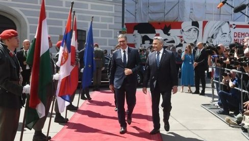 SVEČANI DOČEK ISPRED VLADE Vučić: Sa Nehamerom i Orbanom, razmatramo sva bezbednosna pitanja od strateškog značaja za naše zemlje SVEČANI DOČEK ISPRED VLADE Vučić: Sa Nehamerom i Orbanom, razmatramo sva bezbednosna pitanja od strateškog značaja za naše zemlje