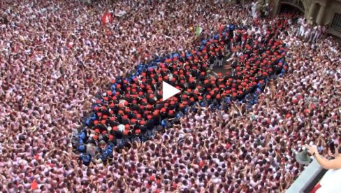 BIKOVI PONOVO JURE ULICAMA: Počeo festival San Fermin u Španiji (VIDEO) BIKOVI PONOVO JURE ULICAMA: Počeo festival San Fermin u Španiji (VIDEO)